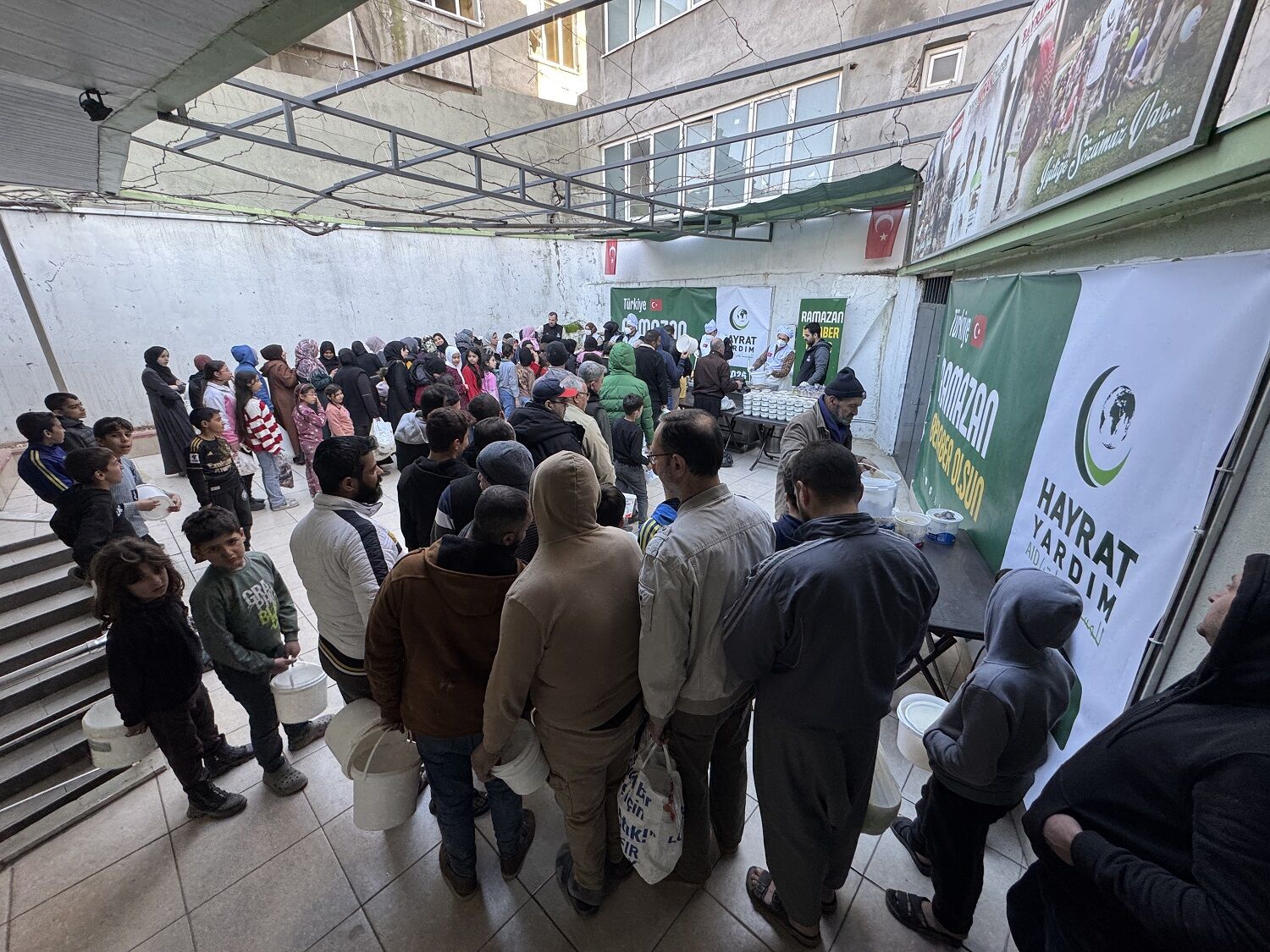 Hayrat İnsani Yardım Derneği, Günlük 1200 Kişiye İftar Yardımı Yapıyor (3)