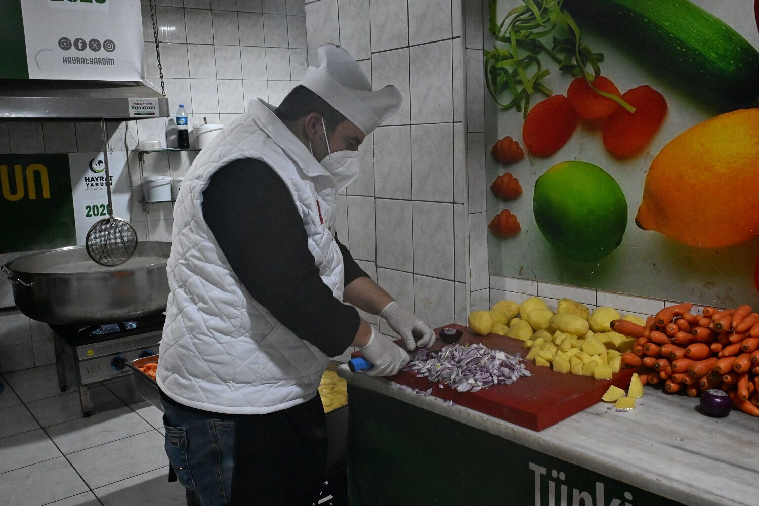 Hayrat İnsani Yardım Derneği, Günlük 1200 Kişiye İftar Yardımı Yapıyor (6)