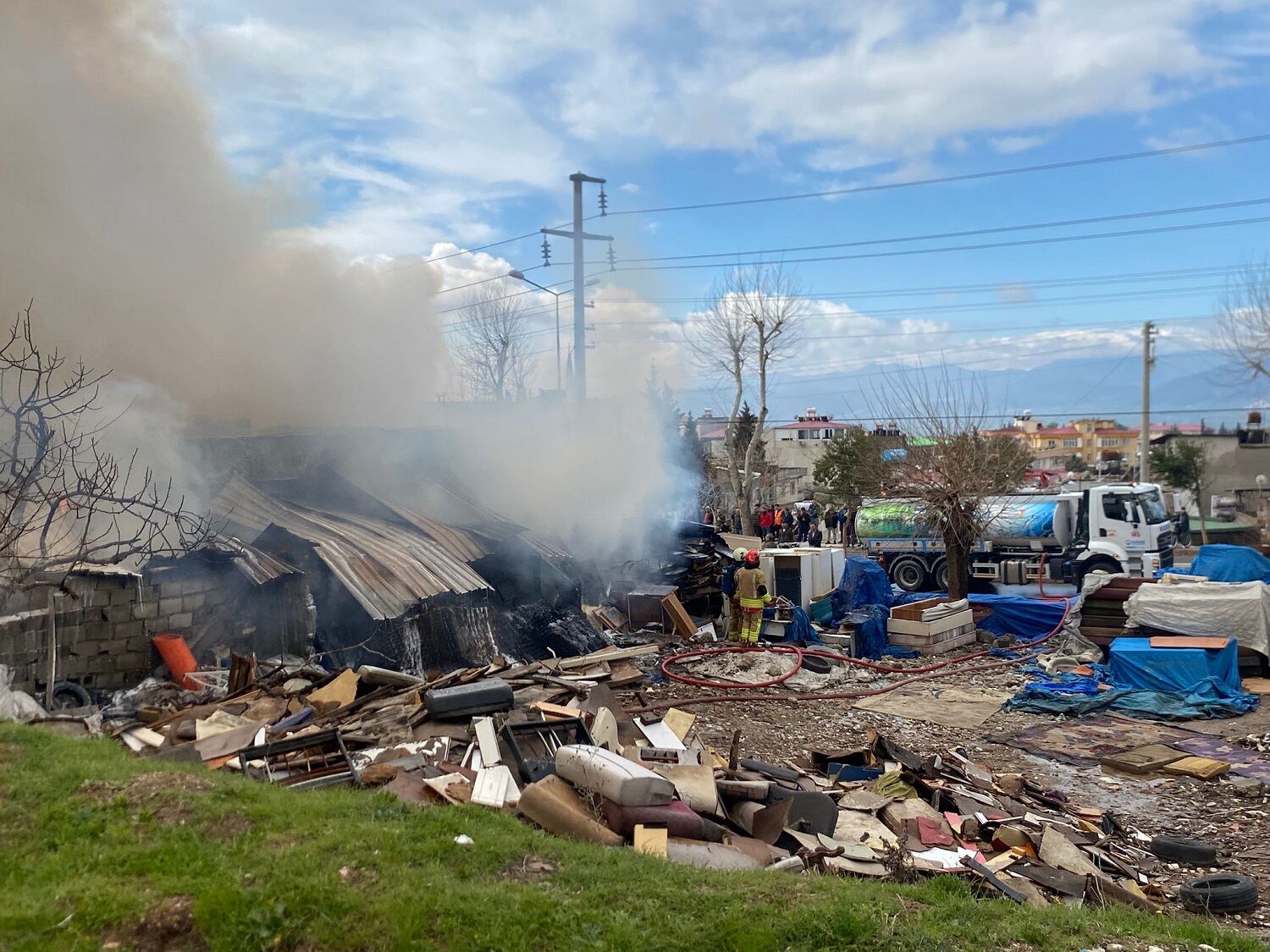 İş Yeri Deposunda Çıkan Yangın Söndürüldü (2)
