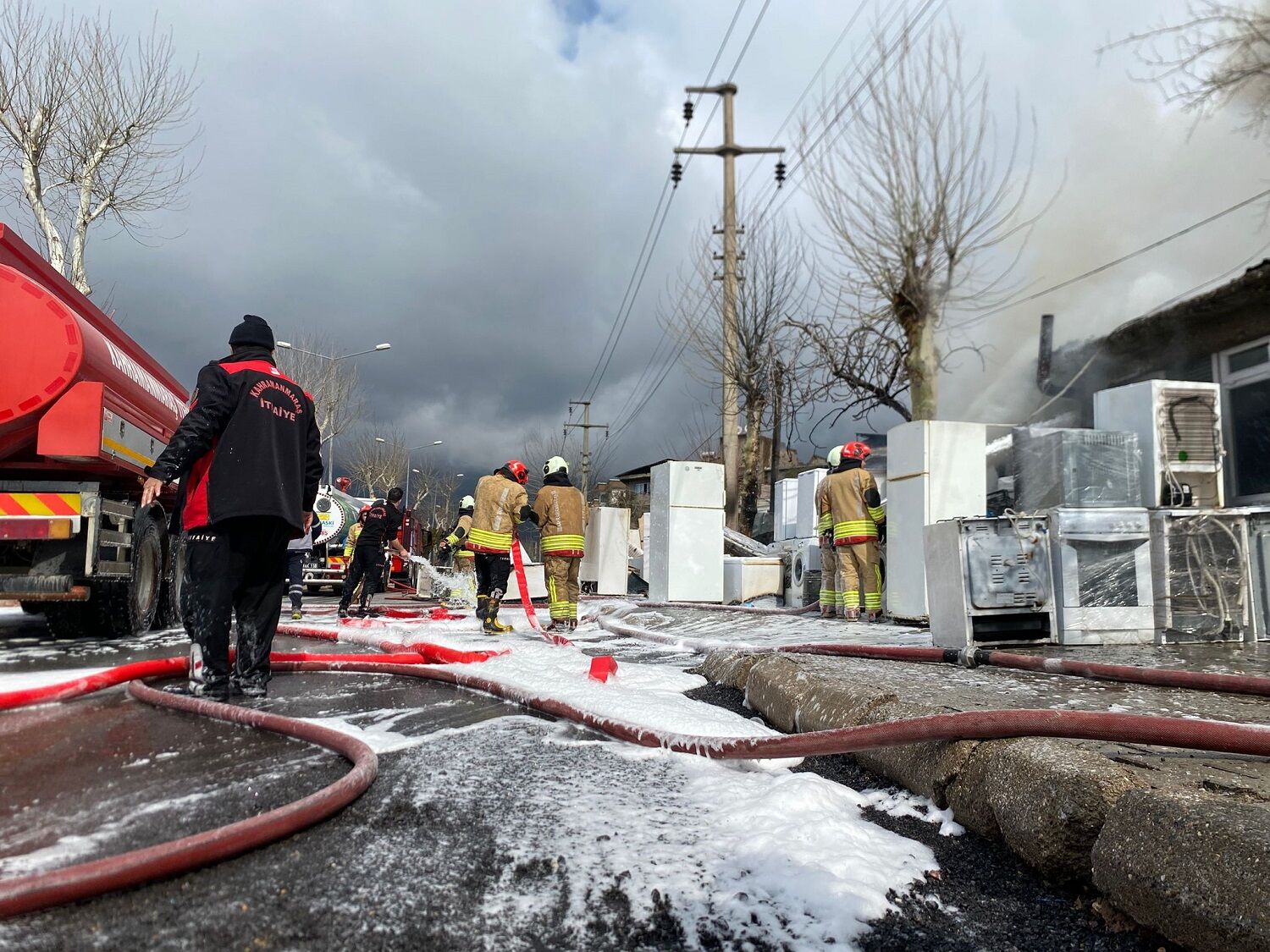 İş Yeri Deposunda Çıkan Yangın Söndürüldü (3)