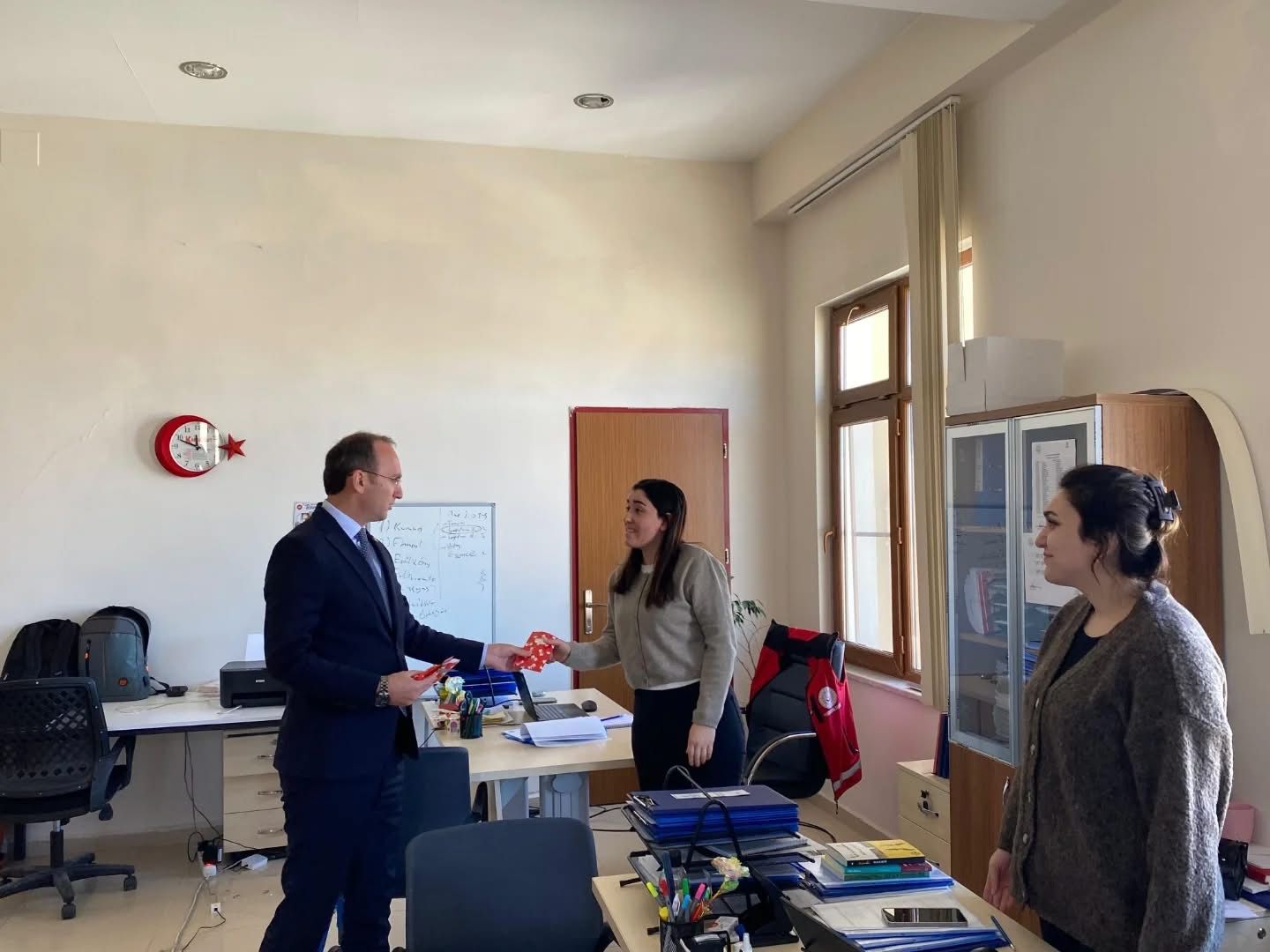 Kaymakam Sarıdoğan’dan Kadın Personele 8 Mart Kutlaması8