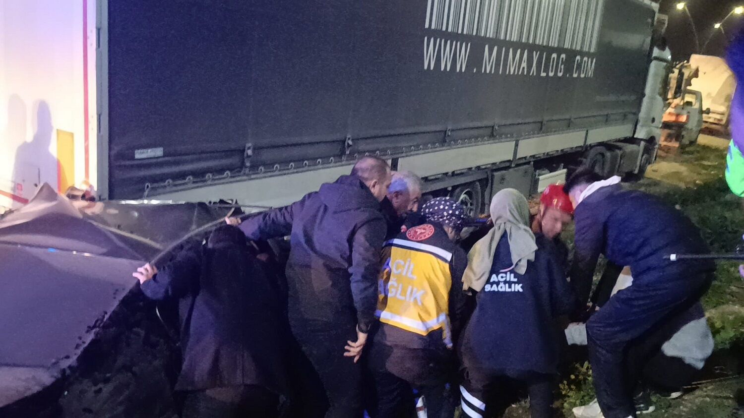 Otomobil Tıra Çarptı 4 Kişi Yaralandı (4)