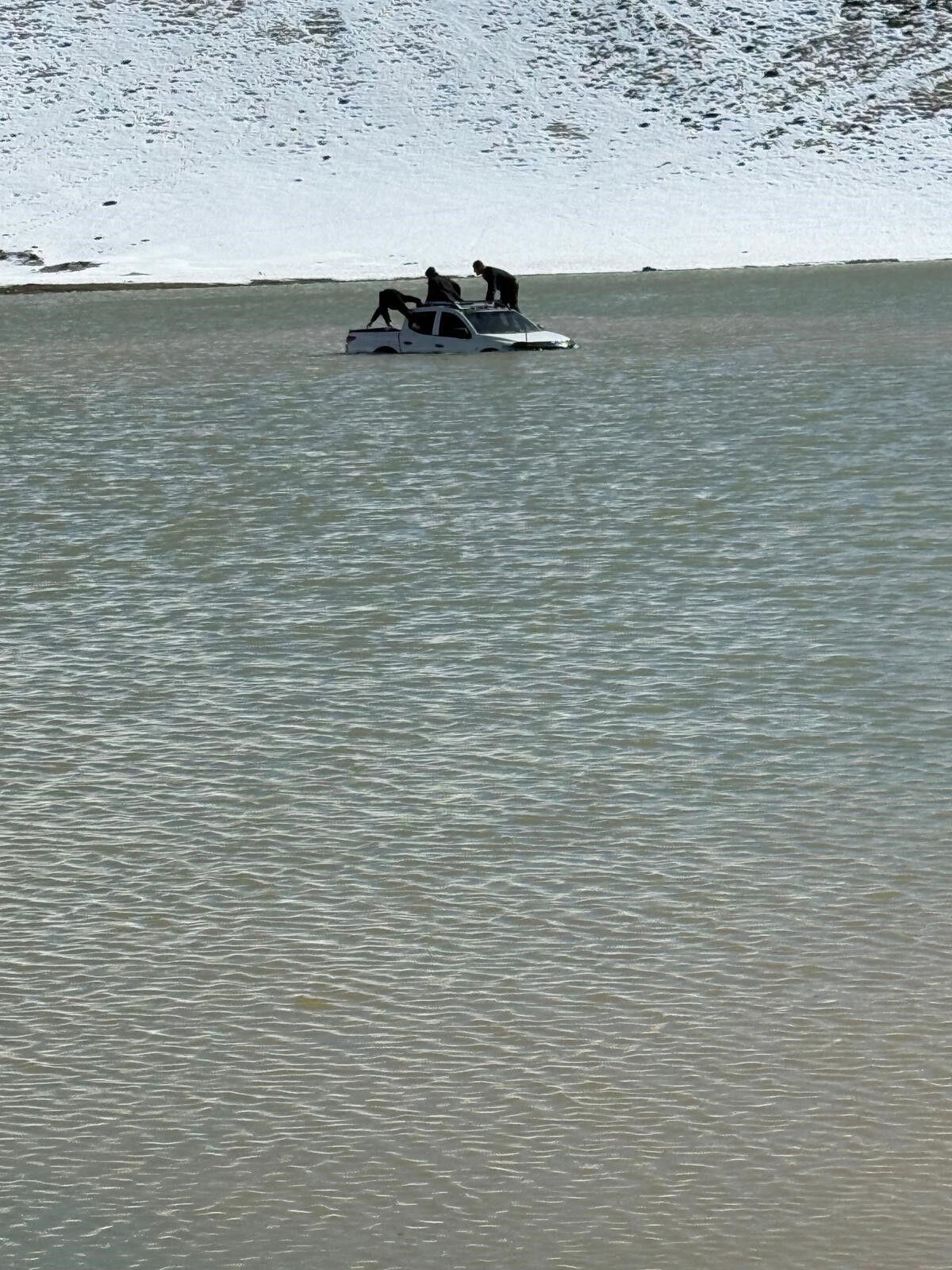 Otomobille Girdikleri Gölde Mahsur Kaldılar (1)