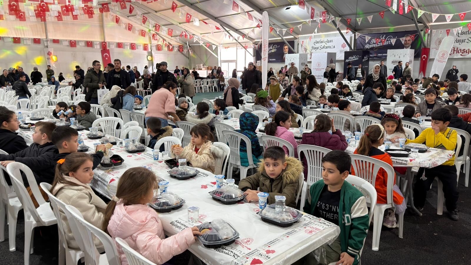 Ramazan’ın En Tatlı Sofrası Kuruldu, Çocuklar Tekne Orucuyla İftarını Açtı (1)