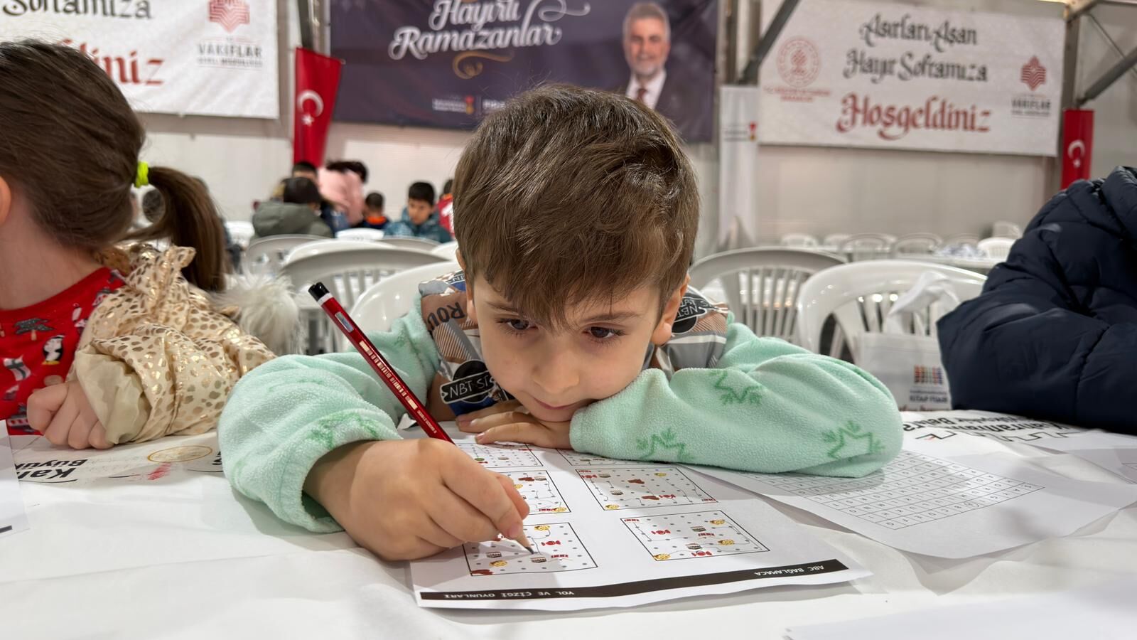 Ramazan’ın En Tatlı Sofrası Kuruldu, Çocuklar Tekne Orucuyla İftarını Açtı (2)