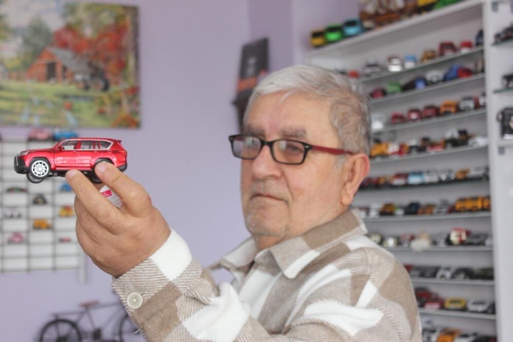 Sigarayı Bıraktı, 500 Maket Araç Koleksiyonu Oluşturdu 2