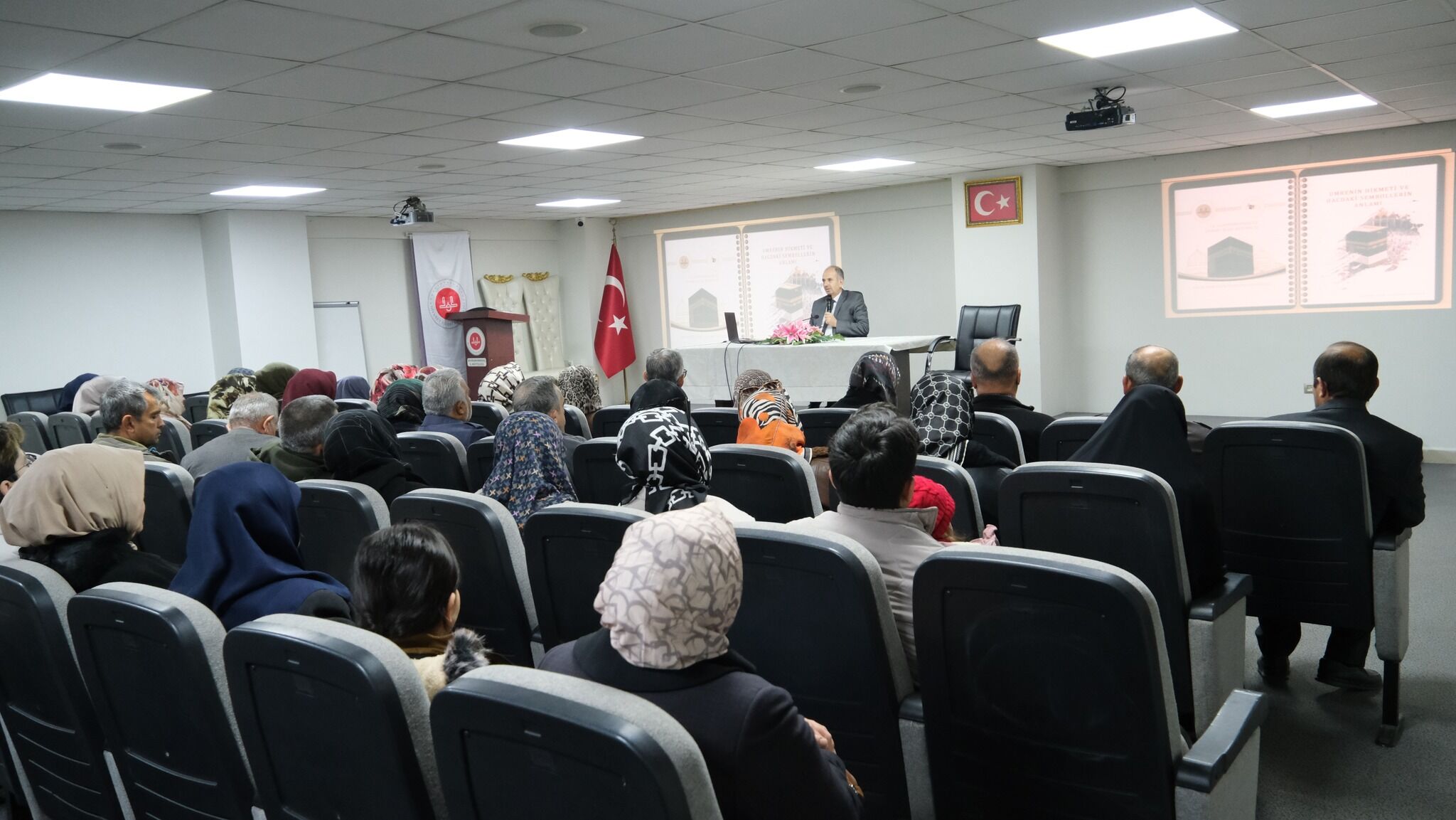 Umre Yolcularına Bilgilendirme Semineri Düzenlendi