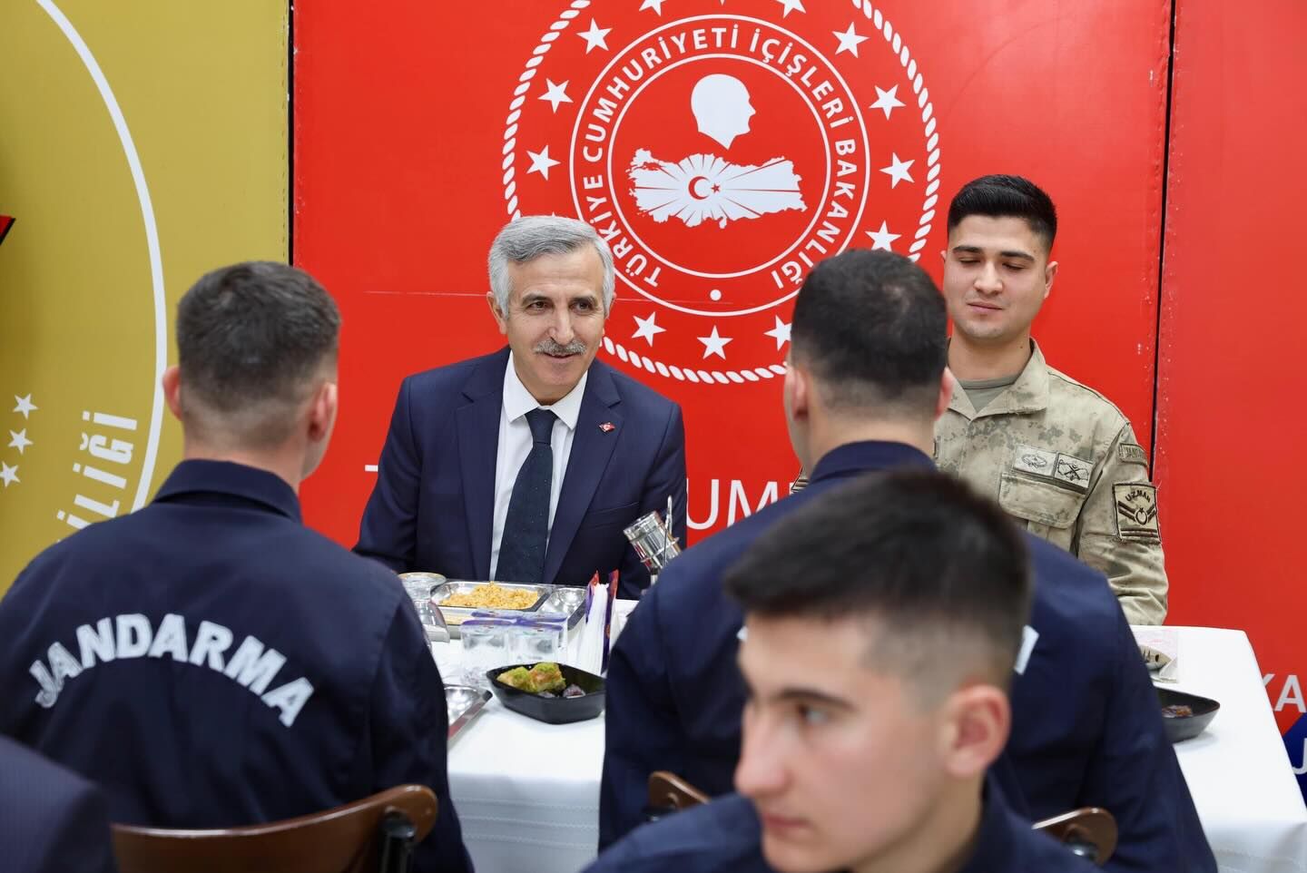 Vali Ünlüer Ve Emniyet Müdürü Yiğit, Jandarma Personeliyle İftarda Buluştu