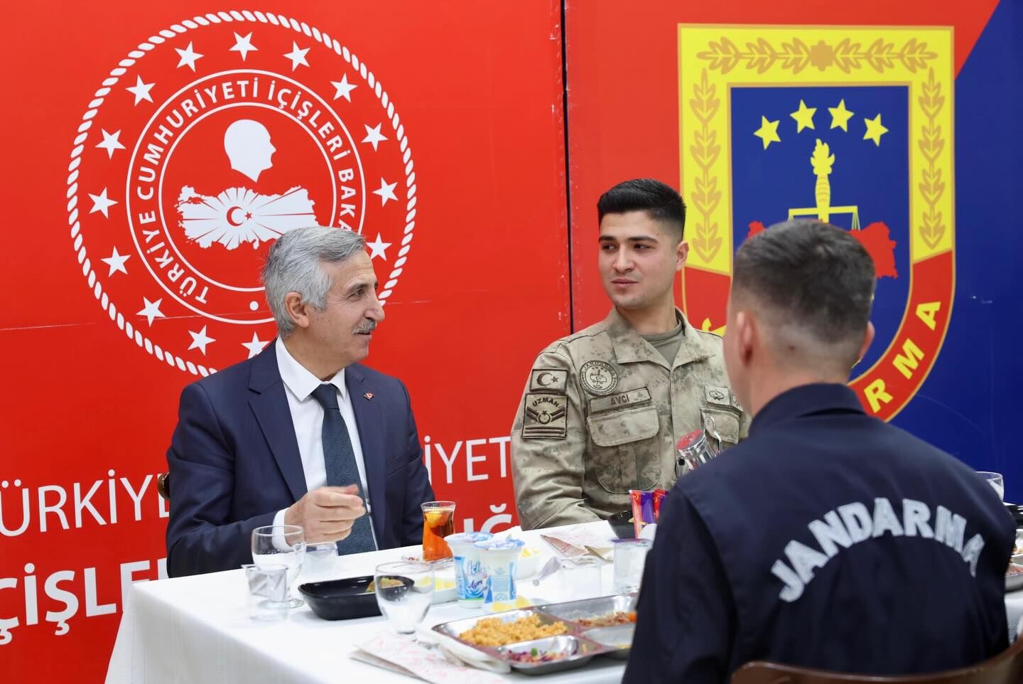 Vali Ünlüer Ve Emniyet Müdürü Yiğit, Jandarma Personeliyle İftarda Buluştu1