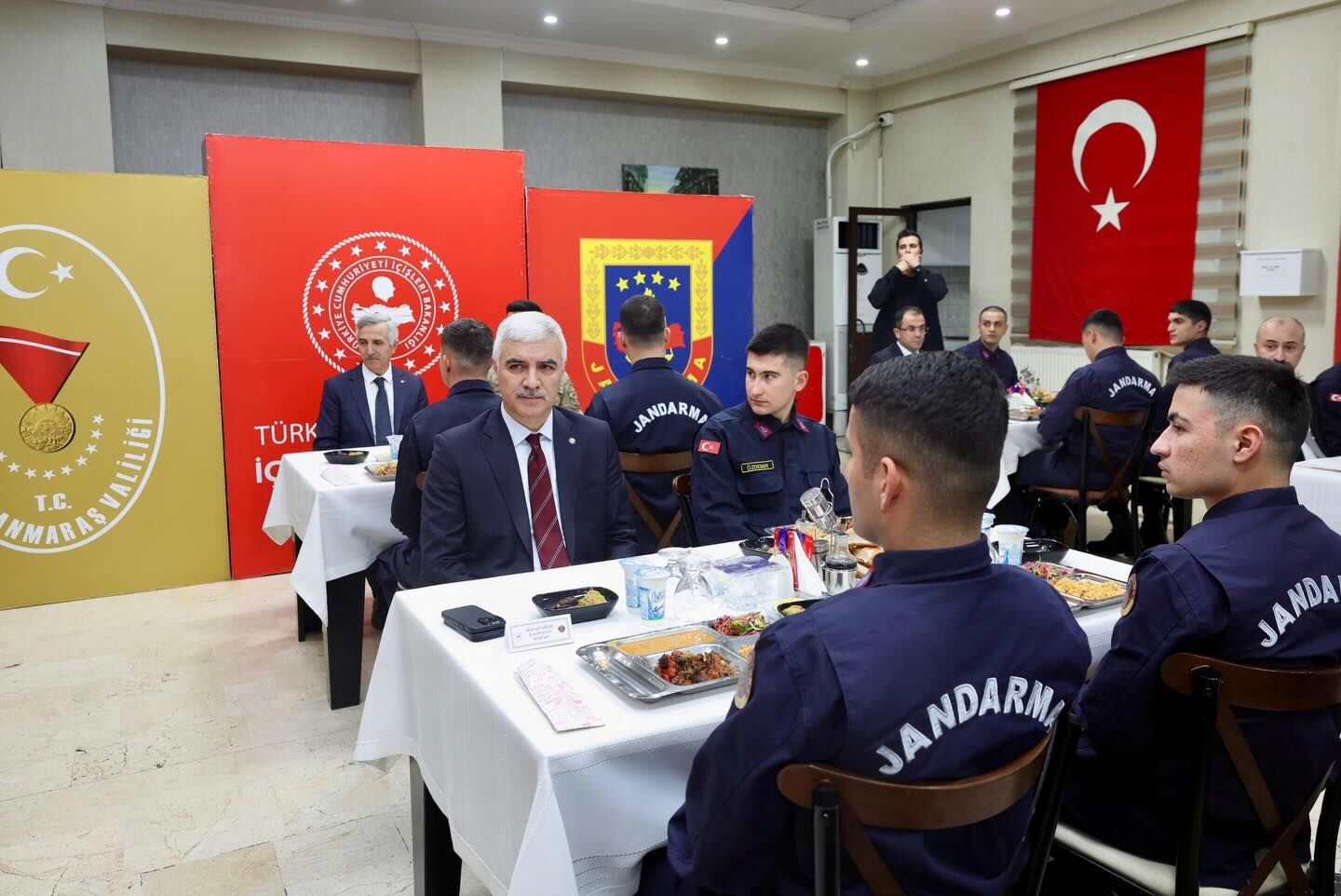 Vali Ünlüer Ve Emniyet Müdürü Yiğit, Jandarma Personeliyle İftarda Buluştu4