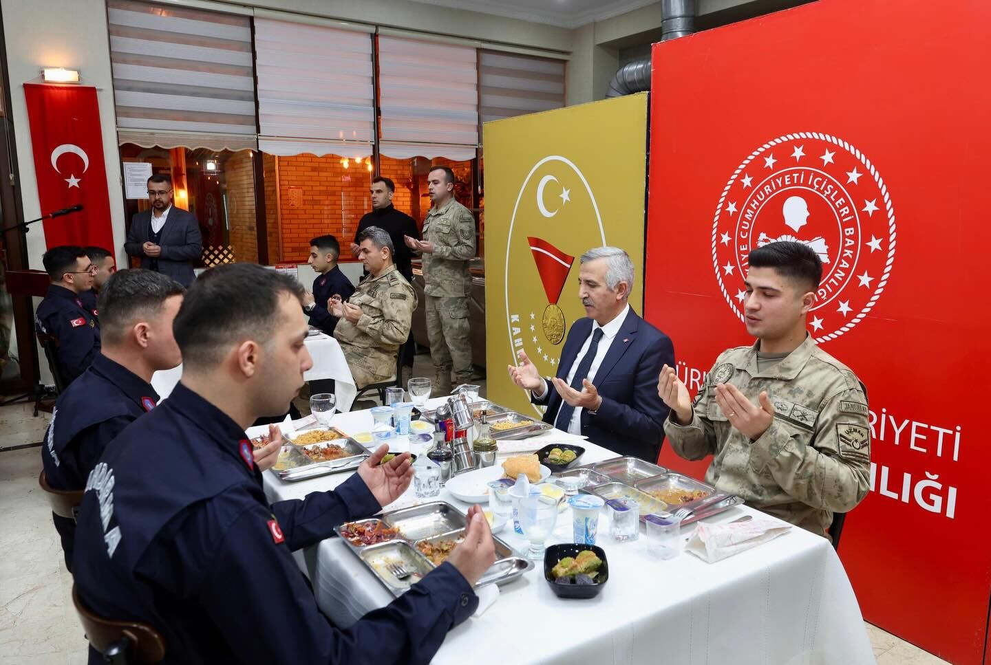 Vali Ünlüer Ve Emniyet Müdürü Yiğit, Jandarma Personeliyle İftarda Buluştu6