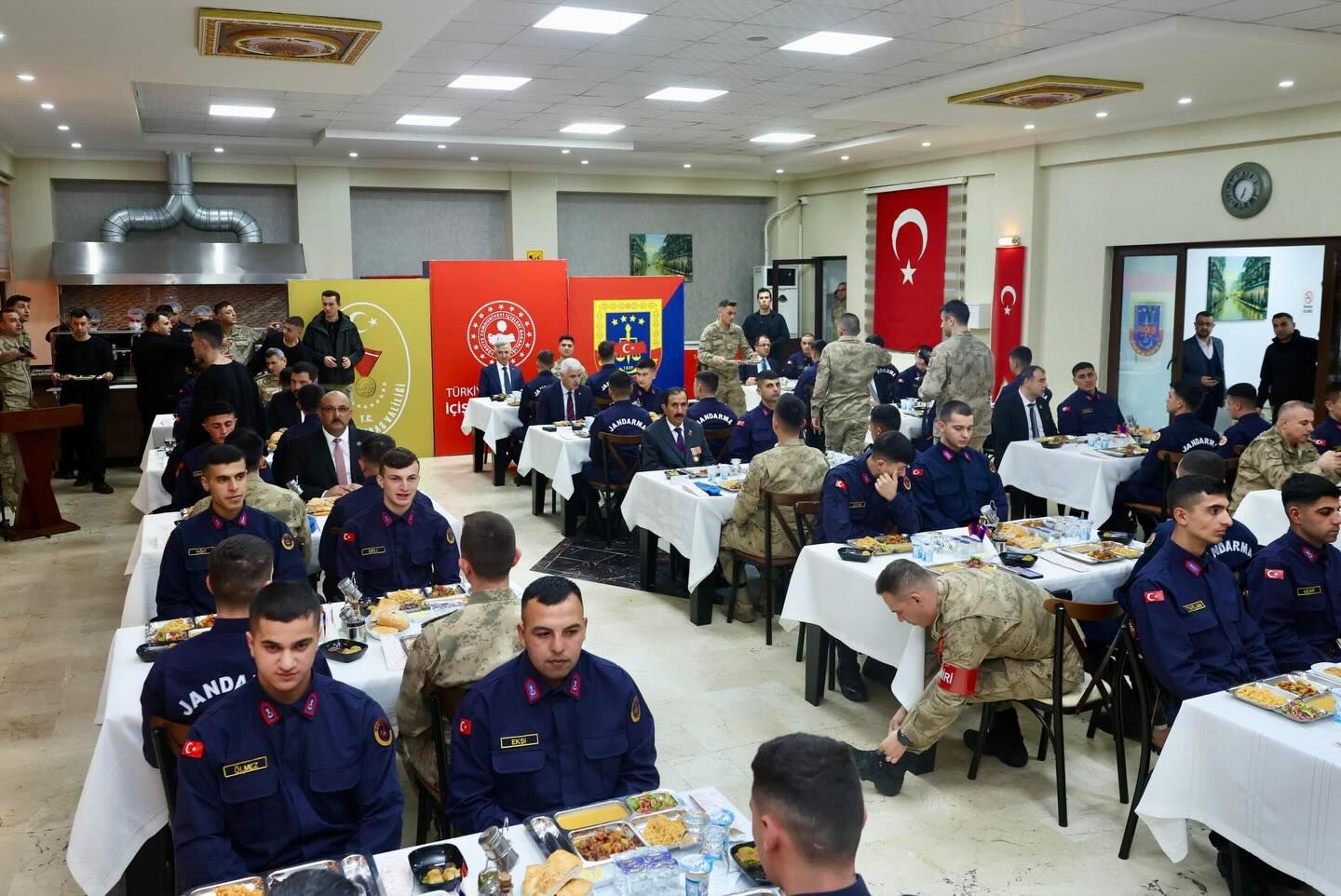 Vali Ünlüer Ve Emniyet Müdürü Yiğit, Jandarma Personeliyle İftarda Buluştu7