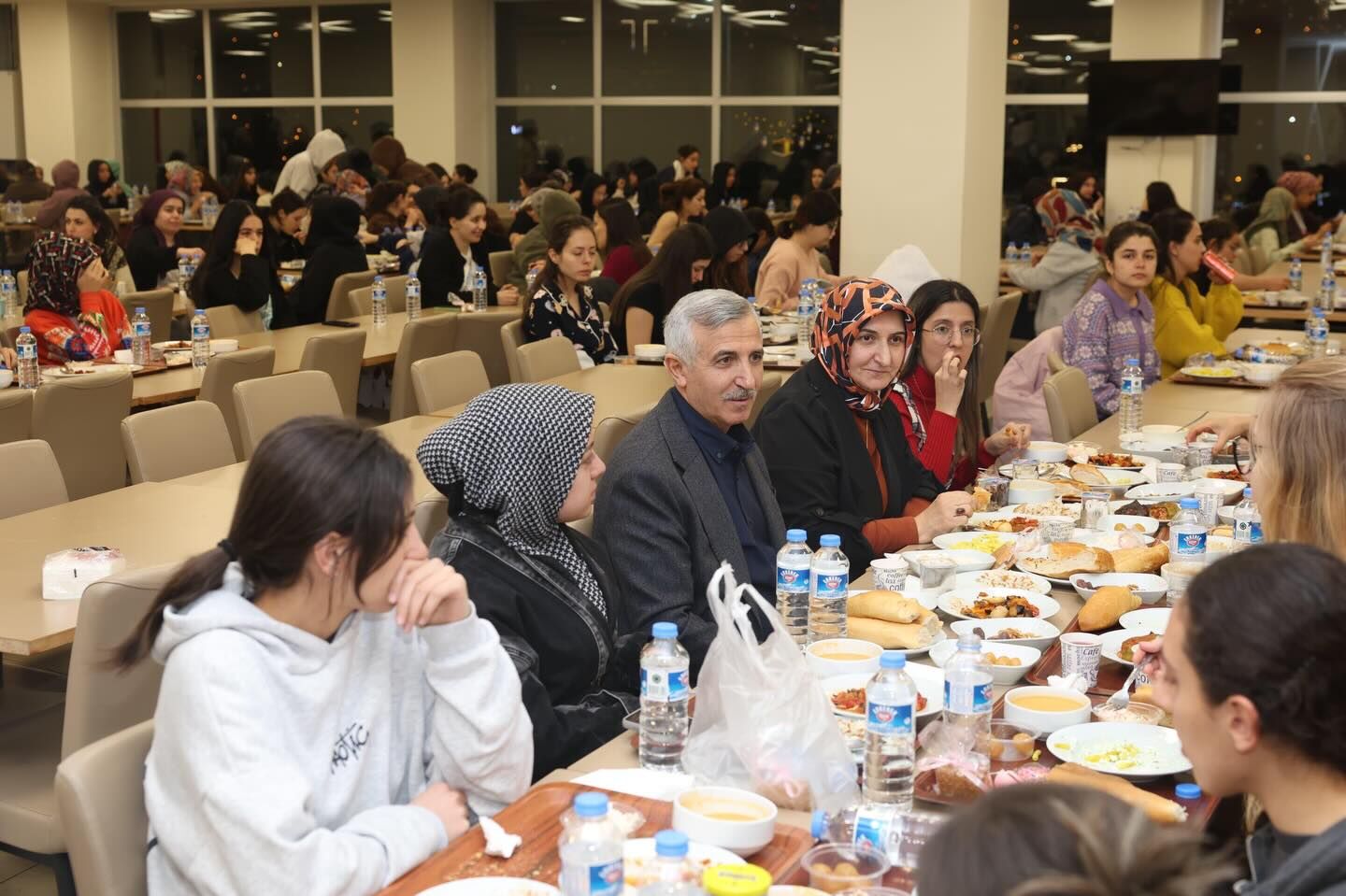 Vali Ünlüer Ve Eşi Üniversiteli Gençlerle İftarda Buluştu