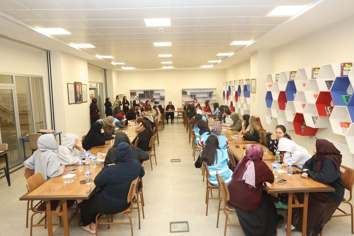 Vali Ünlüer Ve Eşi Üniversiteli Gençlerle İftarda Buluştu3