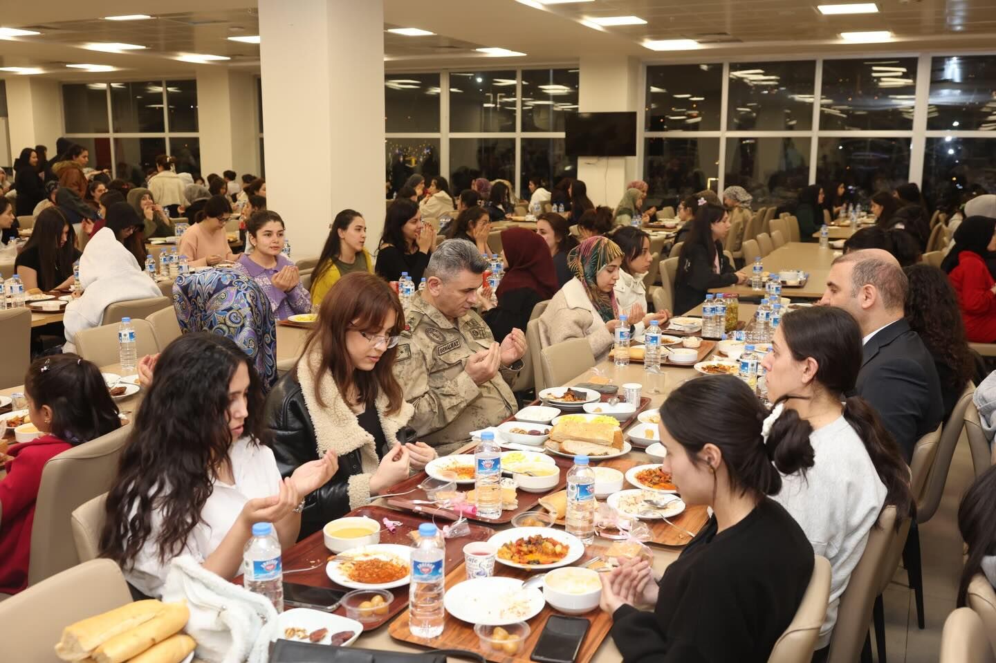 Vali Ünlüer Ve Eşi Üniversiteli Gençlerle İftarda Buluştu4