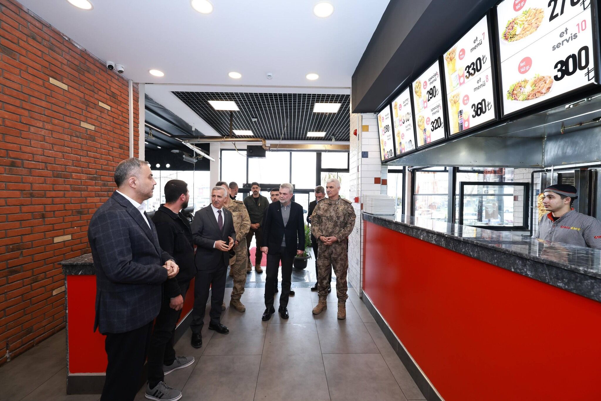 Vali Ünlüer’den Uzunçarşı Esnafına Ziyaret2