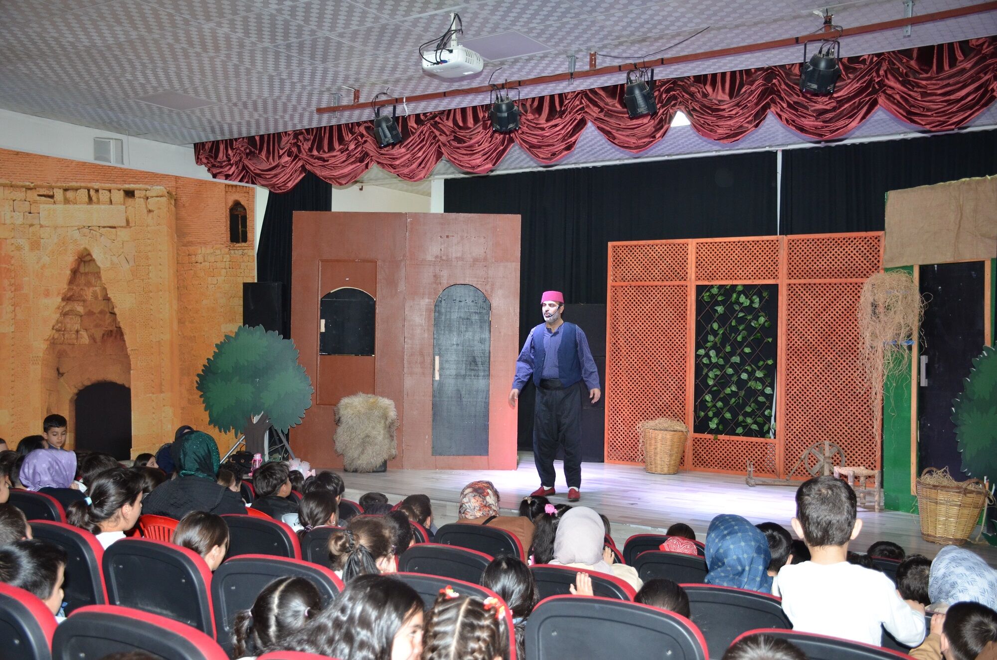 Afşin’de “Bir Nasreddin Hoca Varmış” Çocuk Tiyatrosu Sahnelendi (5)