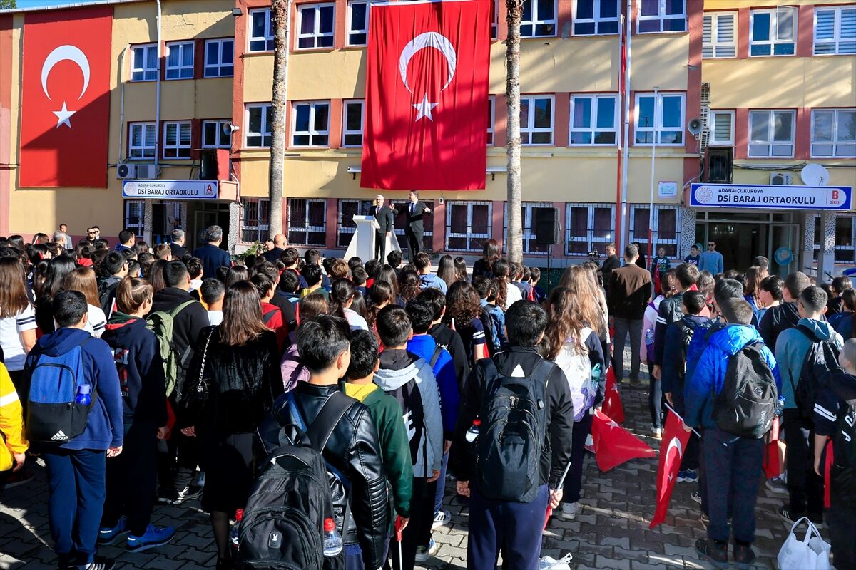 Adana Valisi Mustafa Yavuz ortaokul öğrencileriyle buluştu