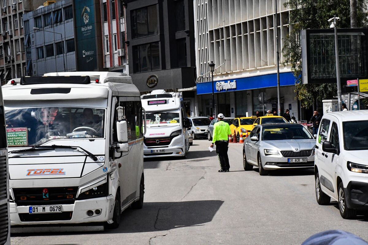 Adana'da trafikteki ihlalleri sivil ekiplerce belirlenen 60 sürücüye para cezası kesildi