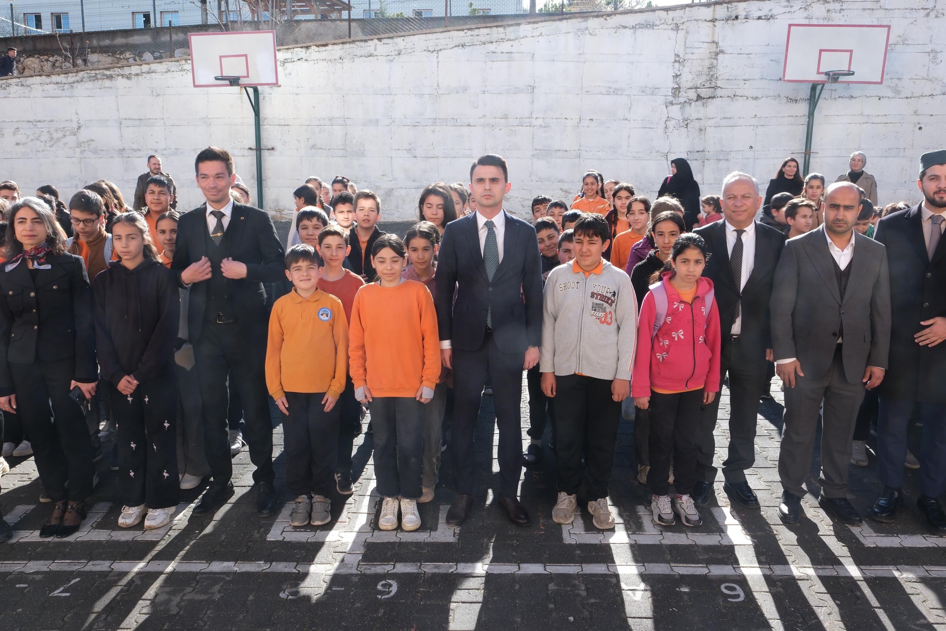 Aladağ Kaymakamı Sançar Batuhan Kurdu ortaokul öğrencileriyle buluştu