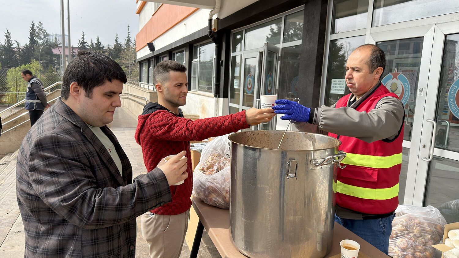 Büyükşehir, Sınav Günü De Özel Gereksinimli Vatandaşları Yalnız Bırakmadı (2)