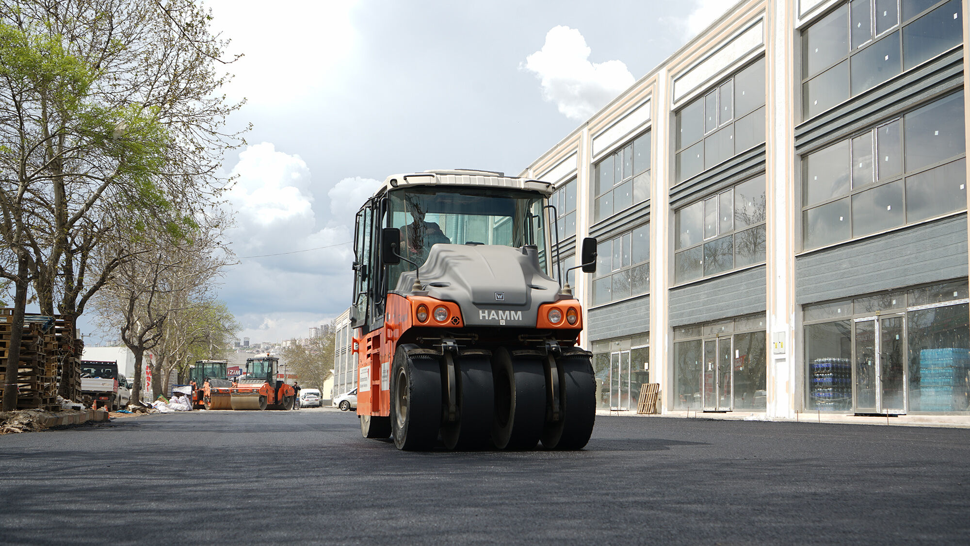 Büyükşehir, Toptancılar Sitesinde Asfalt Çalışmasını Sürdürüyor (1)