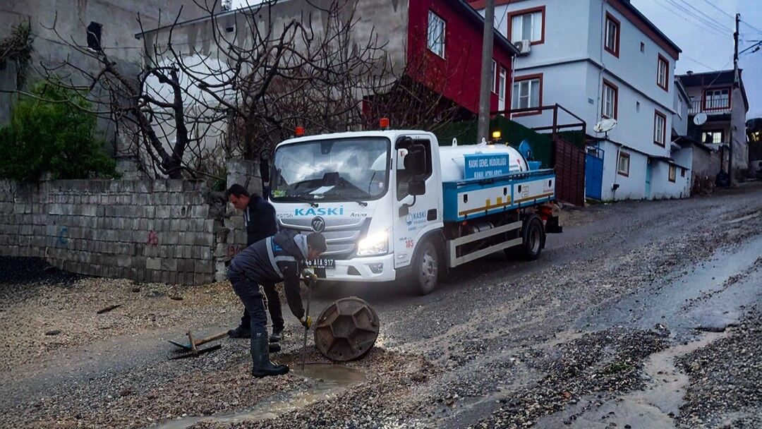 Büyükşehir’den Yağış Sonrası Arterlere Anında Müdahale (3)