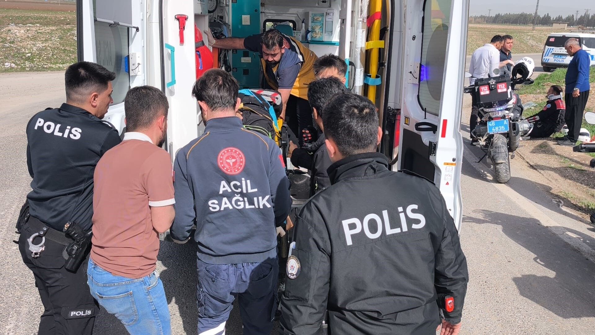 Ehliyetsiz Sürücü Polislere Çarptı 2 Polis Yaralı (3)