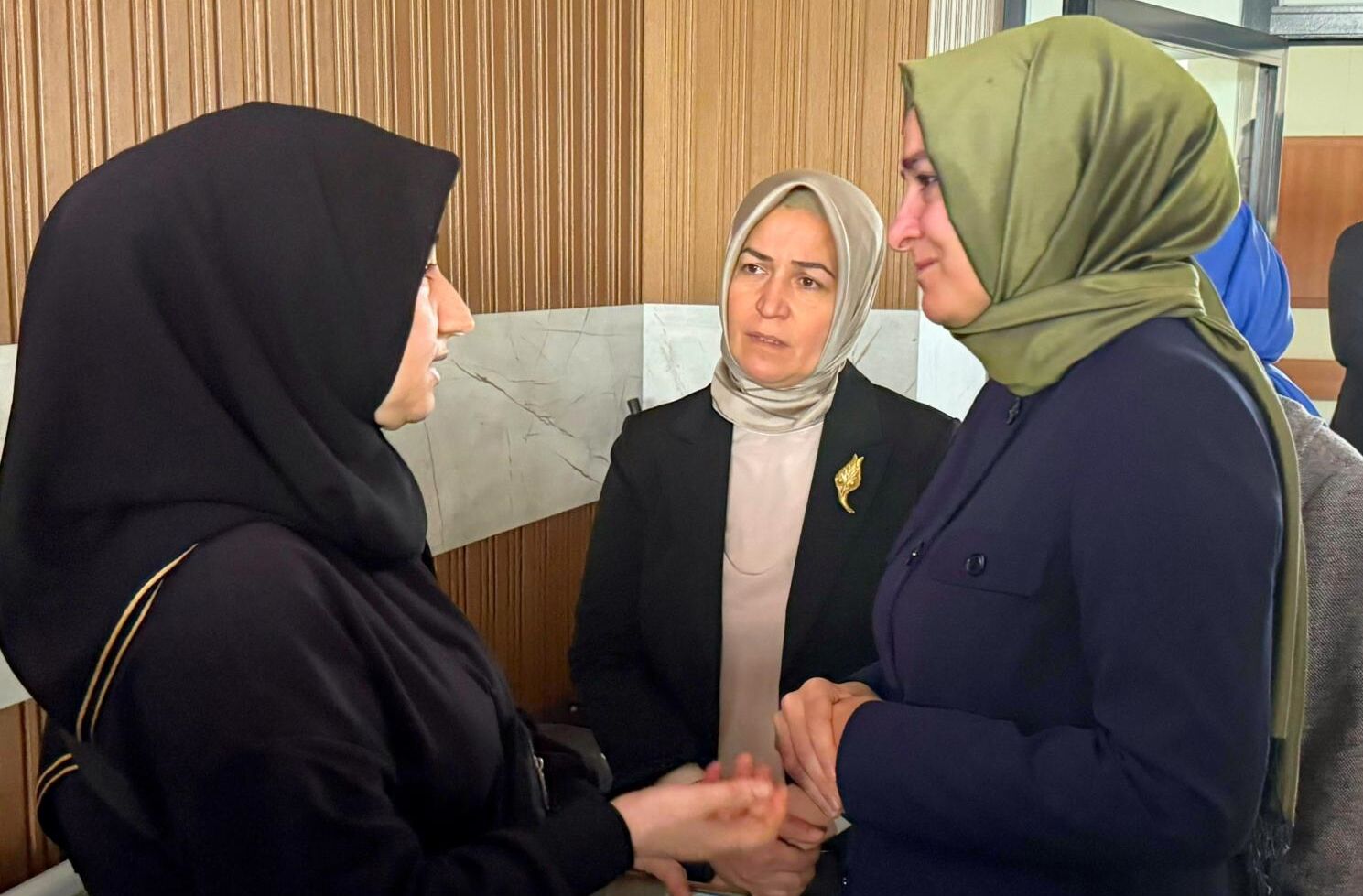 Kaya’dan Okul Saldırısı Sonrası Ailelere Ziyaret (2)