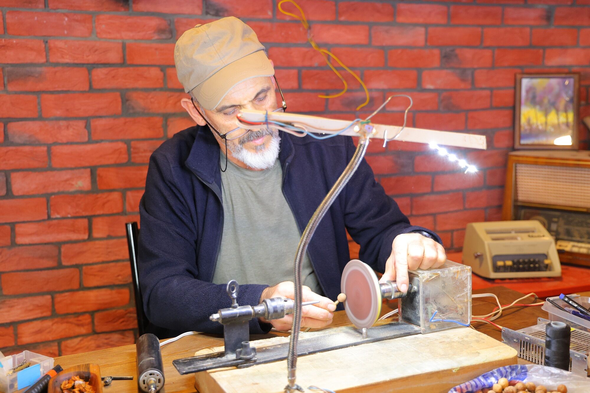 Kendi Torna Makinesiyle Ahşap Ve Deriye Hayat Veriyor (5)