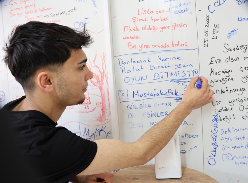 Konteynerdeki Çiğ Köftecinin Duvarları 'Duygu Duvarı'na Dönüştü 2