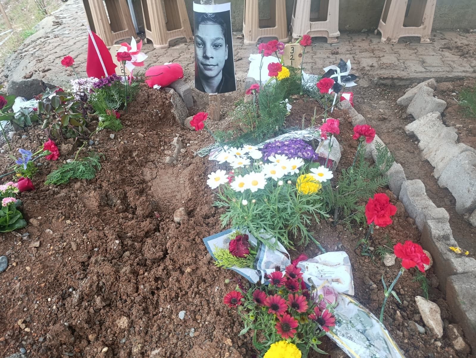 Okul Saldırısı Herkesi Derinden Etkiledi, 'Kendi Çocuğum Vefat Etmiş Gibi Uyuyamıyorum (2)