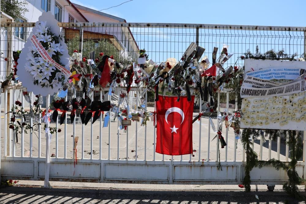 Okuldaki Saldırı Sonrası Öğrenci Ve Annesi Eşyalarını Teslim Aldı 3