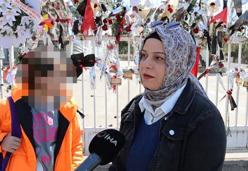 Okuldaki Saldırı Sonrası Öğrenci Ve Annesi Eşyalarını Teslim Aldı 4