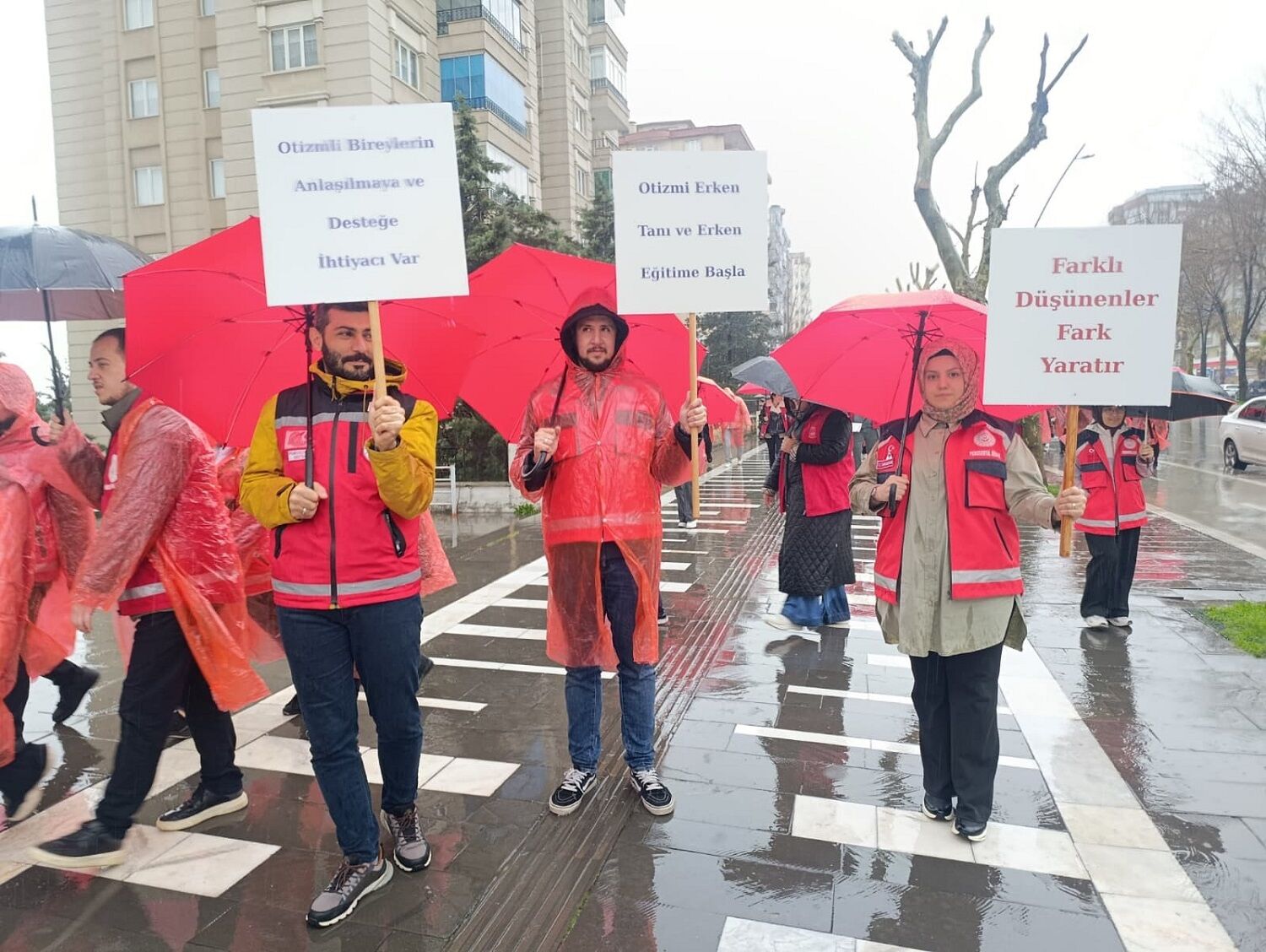 Otizm İçin Kalpler Gökyüzüne Bırakıldı (3)