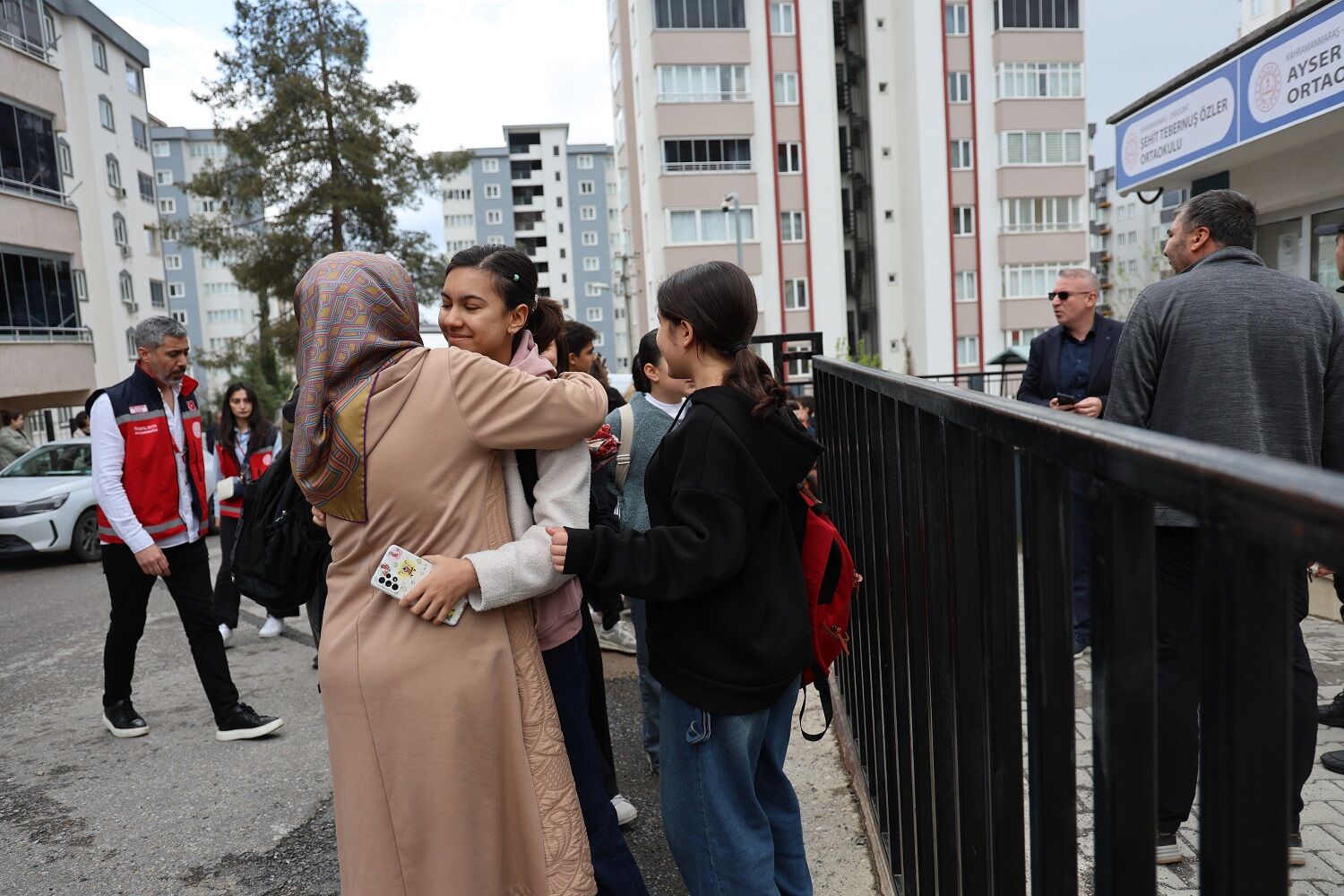 Saldırı Sonrası İlk Ders Veliler Öperek Uğurladı (1)