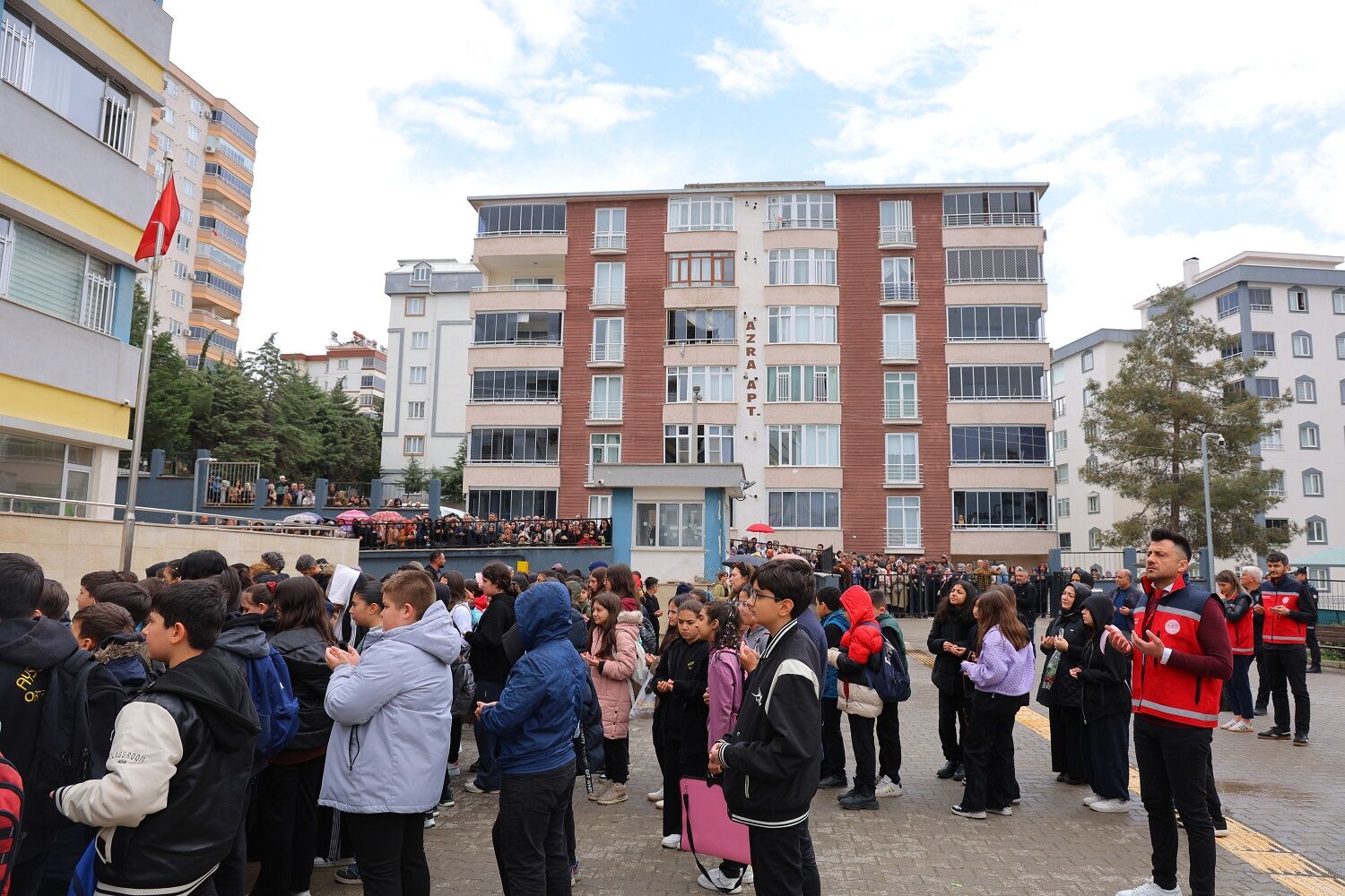 Saldırı Sonrası İlk Ders Veliler Öperek Uğurladı (2)