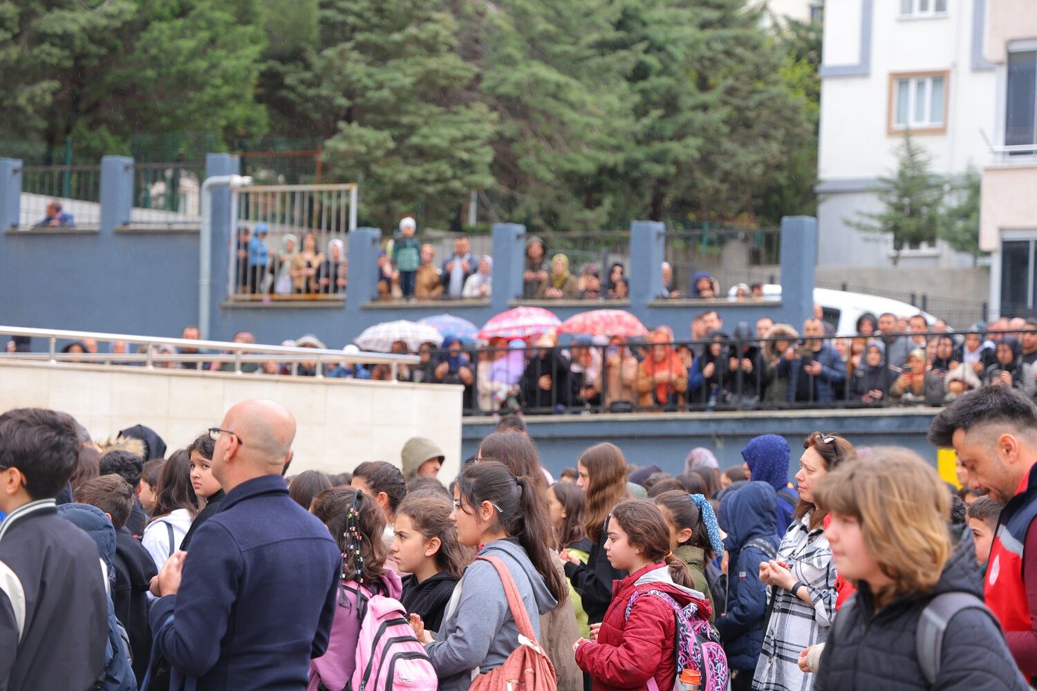 Saldırı Sonrası İlk Ders Veliler Öperek Uğurladı (3)