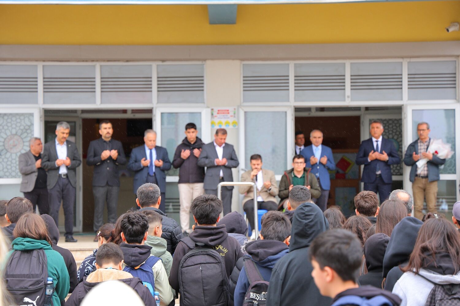 Saldırı Sonrası İlk Ders Veliler Öperek Uğurladı (4)