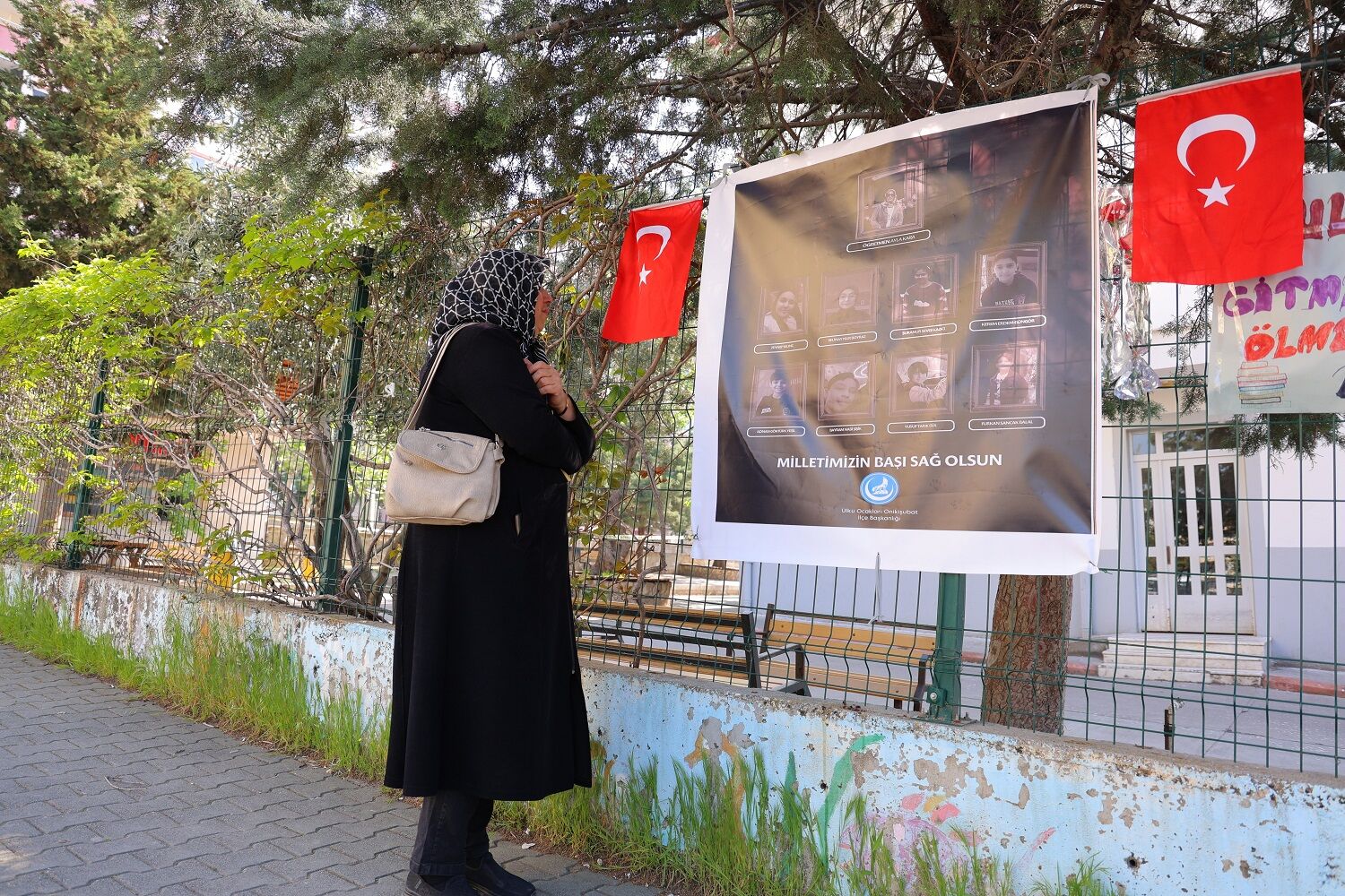 Saldırının Gerçekleştiği Okul Önünde Gözyaşlarıyla Dua Etti (1)