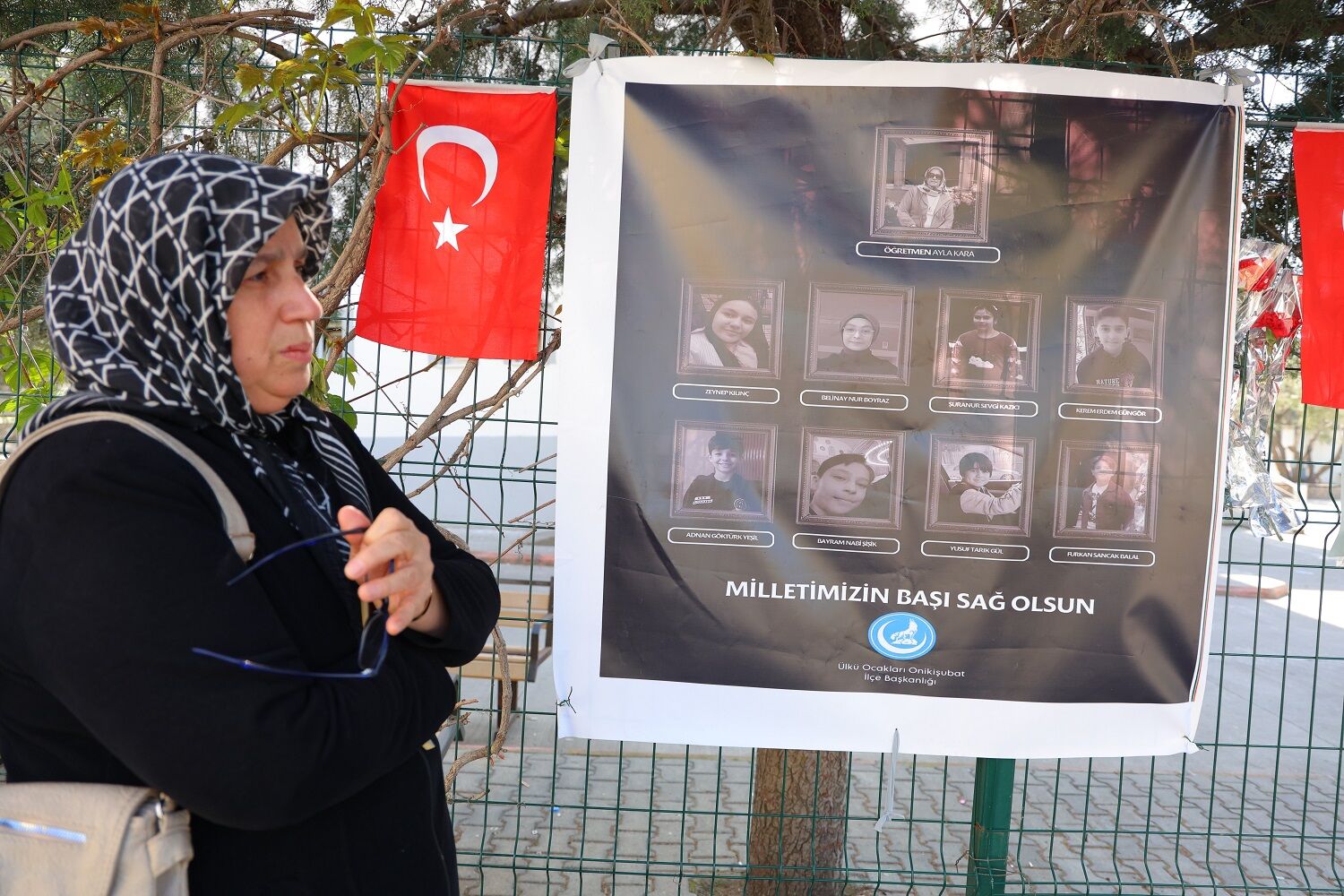 Saldırının Gerçekleştiği Okul Önünde Gözyaşlarıyla Dua Etti (3)