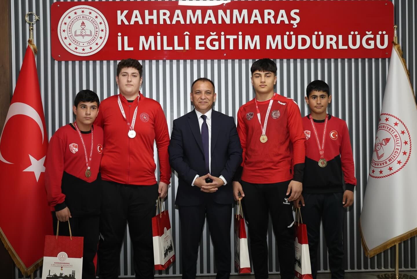 Şampiyon Öğrencilerden İl Millî Eğitim Müdürü Baydur’a Ziyaret4