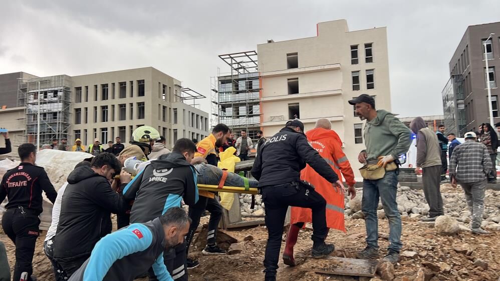 Yıkım Sırasında Kaza! Operatör Enkaz Altında Kaldı 1 Yaralı 2