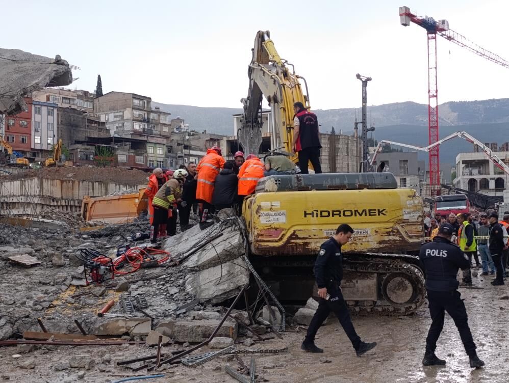 Yıkım Sırasında Kaza! Operatör Enkaz Altında Kaldı 1 Yaralı