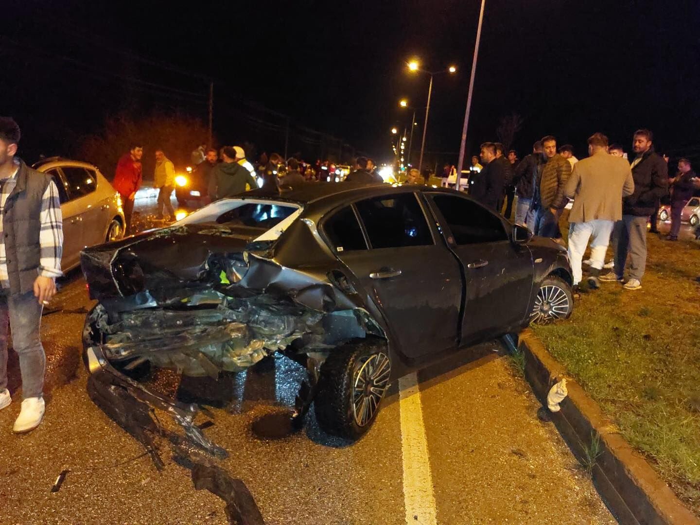 Zincirleme Trafik Kazası 4 Araç Birbirine Girdi (1)