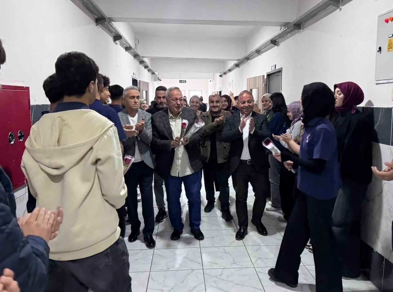 40 Yıllık Öğretmen Ali Paksoy Alkışlarla Emekli Oldu (1)