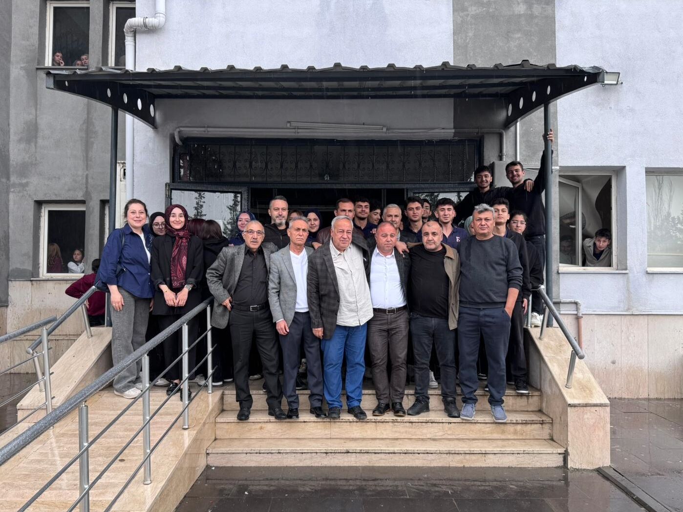 40 Yıllık Öğretmen Ali Paksoy Alkışlarla Emekli Oldu (2)