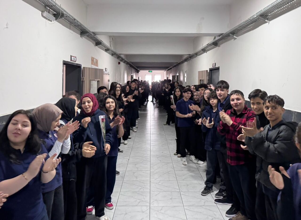 40 Yıllık Öğretmen Ali Paksoy Alkışlarla Emekli Oldu (4)