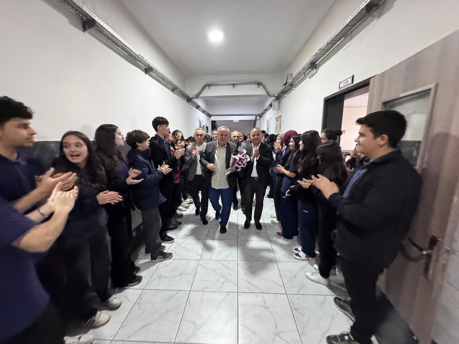 40 Yıllık Öğretmen Ali Paksoy Alkışlarla Emekli Oldu (5)