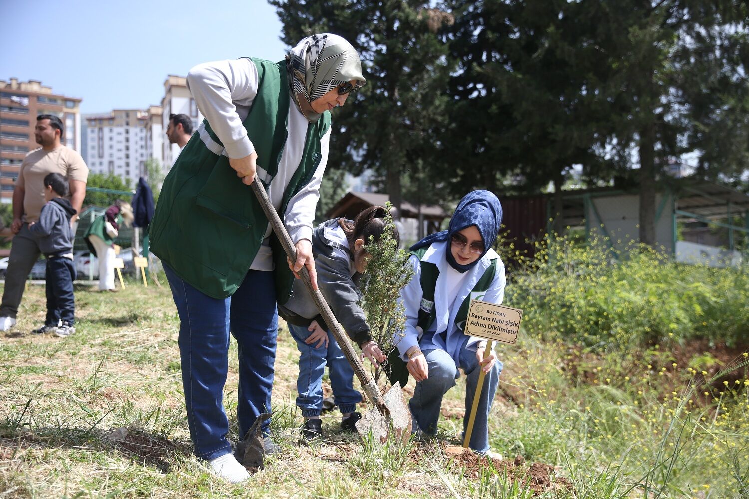 Okul Saldırısında Hayatını Kaybedenler İçin Fidan Dikildi
